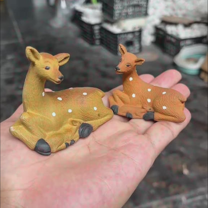 ミニチュア陶器の鹿と子鹿の置物